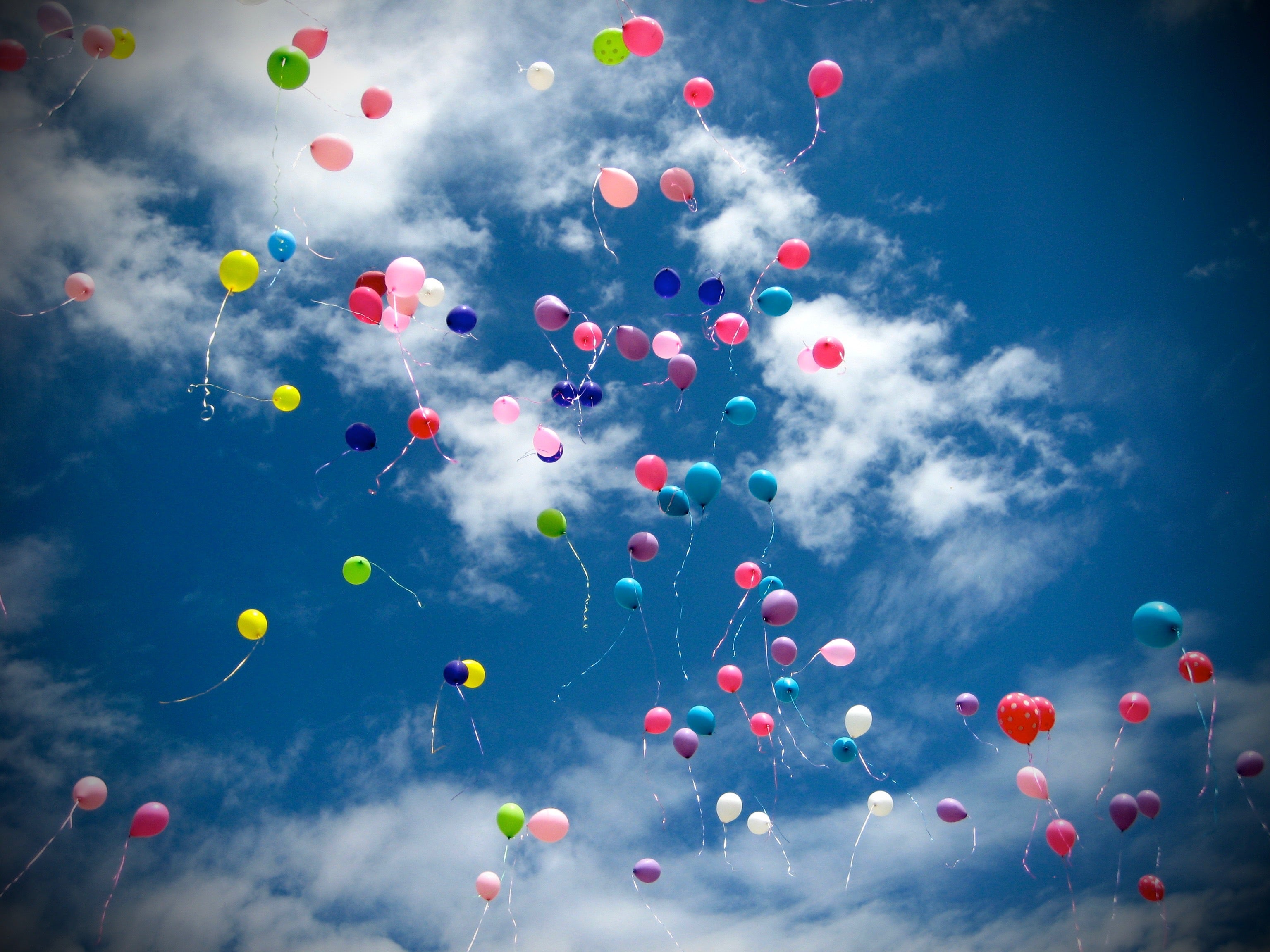 picture of balloons in the sky from Izzyjanes funeral.